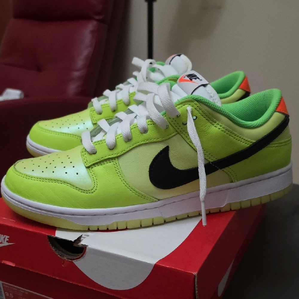 Nike Dunk Low SE

Splash Volt
